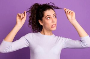 5 مشاكل تواجه صاحبات الشعر المجعد